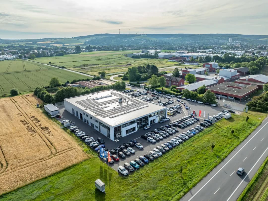 Luftaufnahme des Autohaus Schütz in Groß-Umstadt - in vierter Generation geführtes Familienunternehmen und Teil der Wiest Group